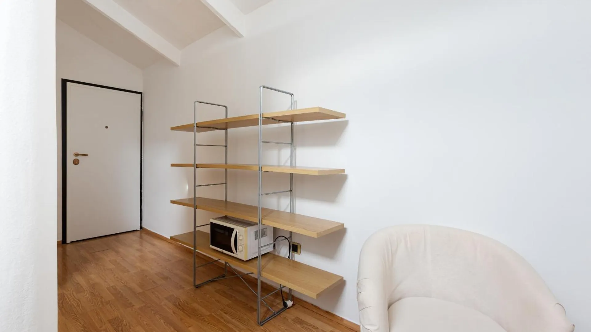 Milano Viale Umbria Bright Studio 0*, Milan