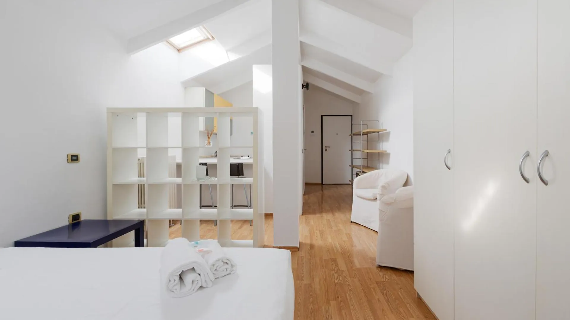 Milano Viale Umbria Bright Studio 0*, Milan