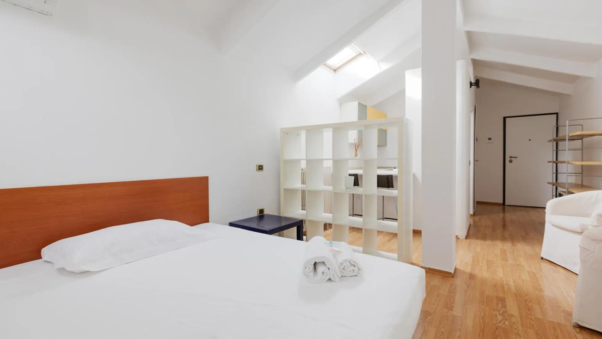 Milano Viale Umbria Bright Studio Apartment